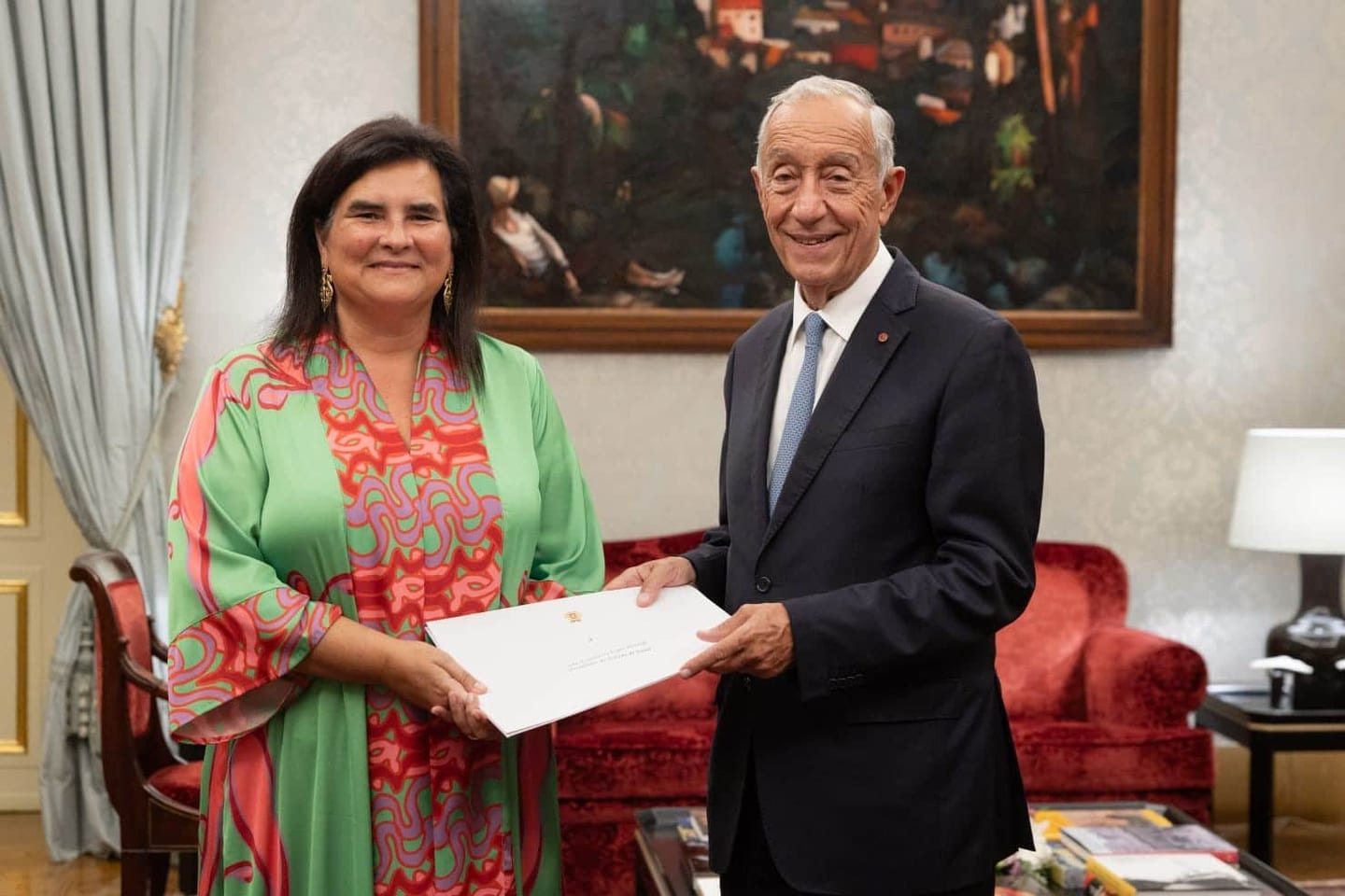 Ambassador Helena Paiva receiving a document from the President of Portugal, Marcelo Rebelo de Sousa, at an official ceremony