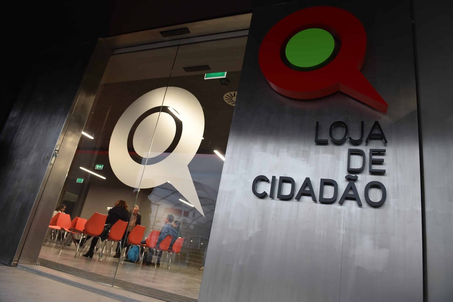 Entrance to a Loja de Cidadão citizen service centre — a LOJA DE CIDADÃO sign with the red-and-green logo on a glass front